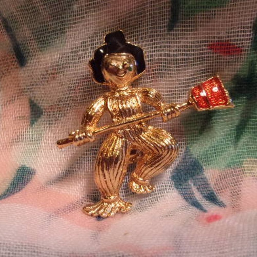 Avon Gold Tone Scarecrow Pin Autumn Halloween